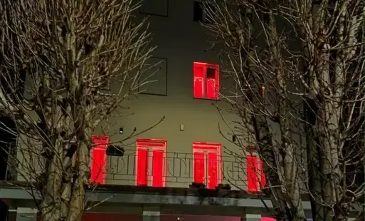 zdjęcie podświetlonego budynku na czerwono MGOPS